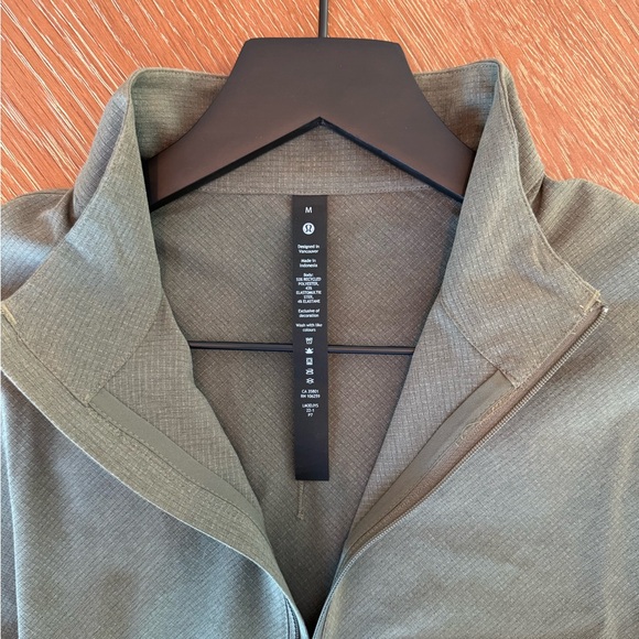 Lululemon Woven air Half zip. Size Medium. Olive Green. - Picture 4 of 6
